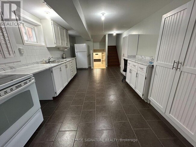 Building Photo - 467 Fendalton St