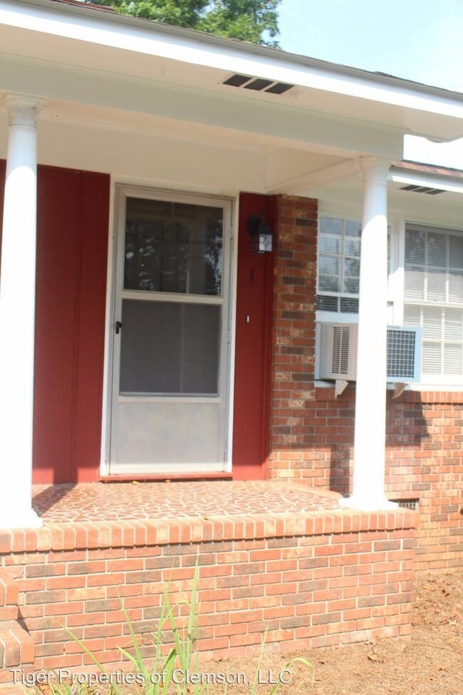 Building Photo - 2 br, 1 bath Room For Rent - 242 Cochran Rd
