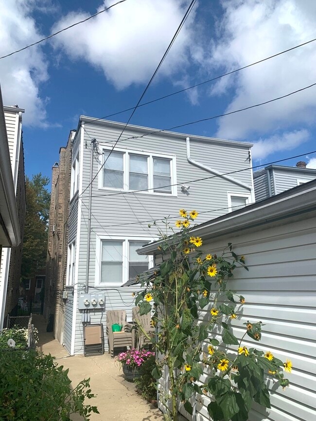 Foto del edificio - 3013 N Hamlin Ave