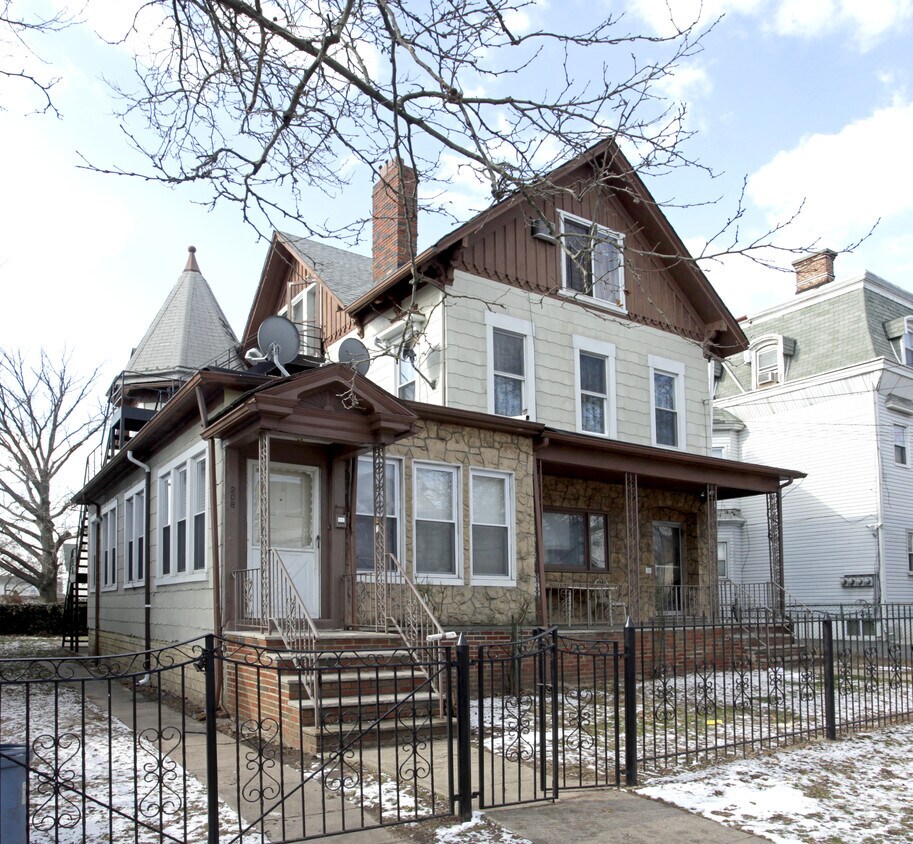 Foto principal - 210 Elizabeth Ave
