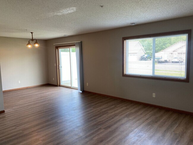Foto del edificio - 2 bedroom + Lofts, 1.5 bath Townhome