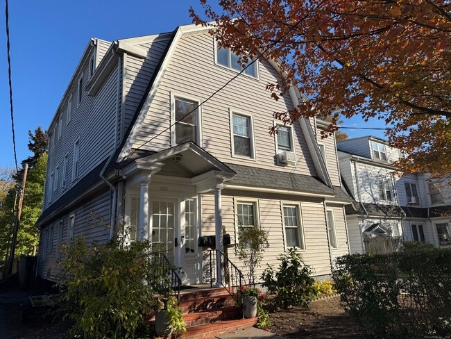 Foto del edificio - 1253 Forest Rd