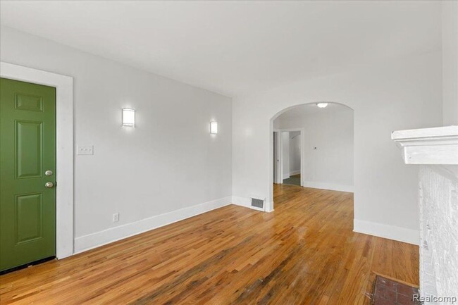 Building Photo - Stunning 2 bed and it's Section 8 friendly!