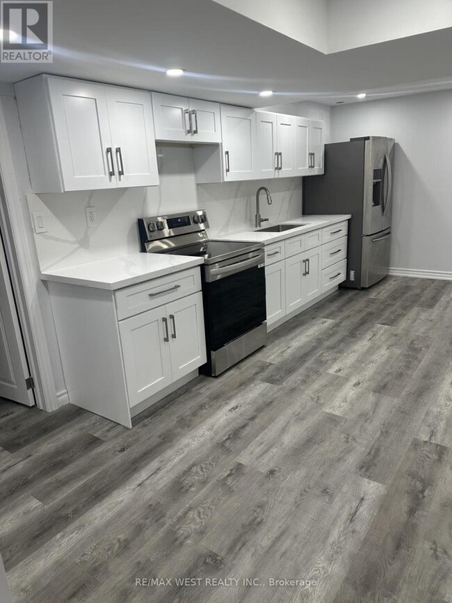 Building Photo - 7 Skelton Cres