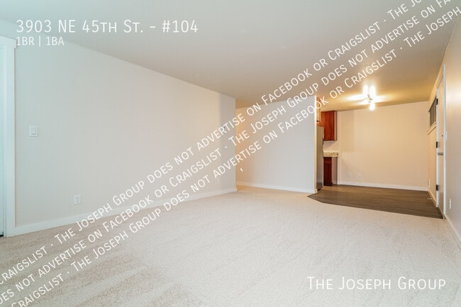 Building Photo - 3903 NE 45th St