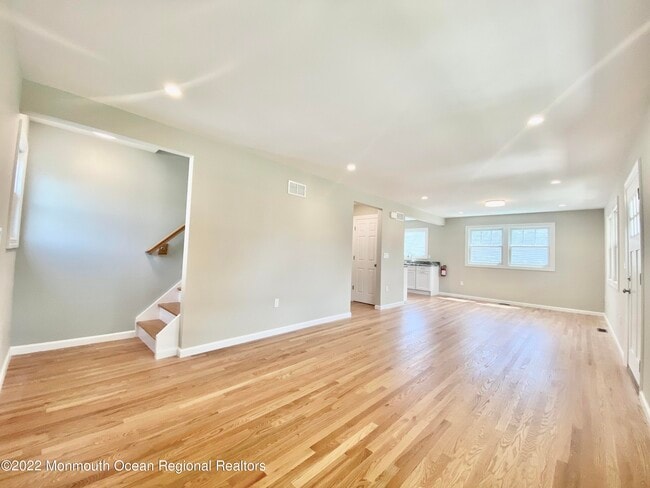 Building Photo - 1302 Maple Ave