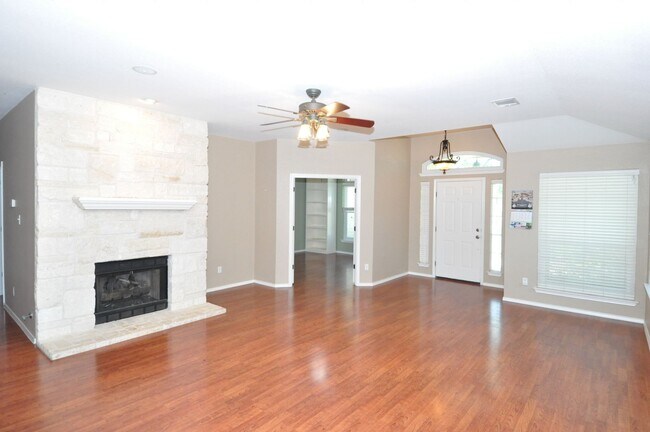 Building Photo - Amazing 3 bedroom, 2 bath home with an off...