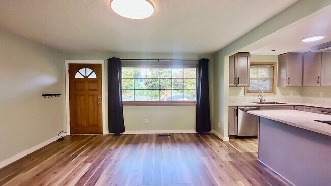 Foto del edificio - Beautifully Updated 3 Bedroom Ranch In The Heart of Oregon City!