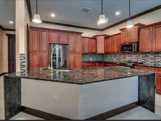 Building Photo - 4 Bedroom, 2 living rooms, 4 full baths, w...