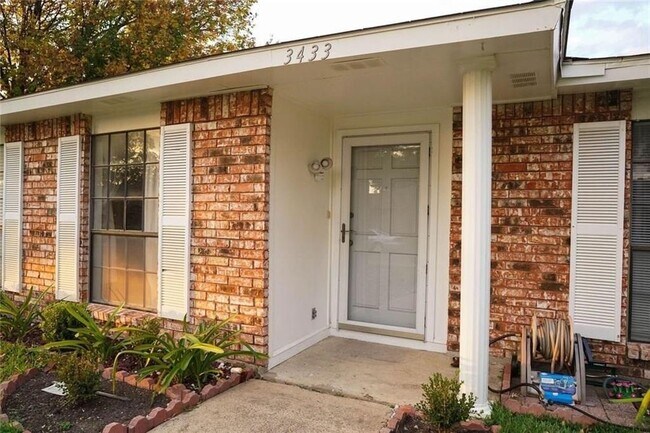 Foto del edificio - 3433 Rockcrest Dr