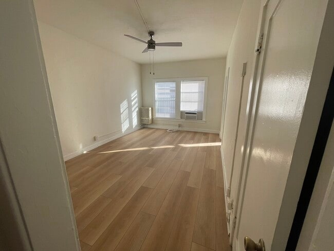 Building Photo - 919 S. Manhattan Pl