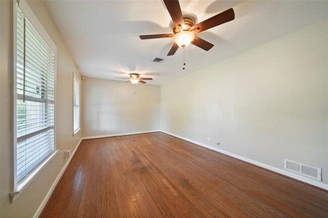 Building Photo - 9802 Cedardale Dr