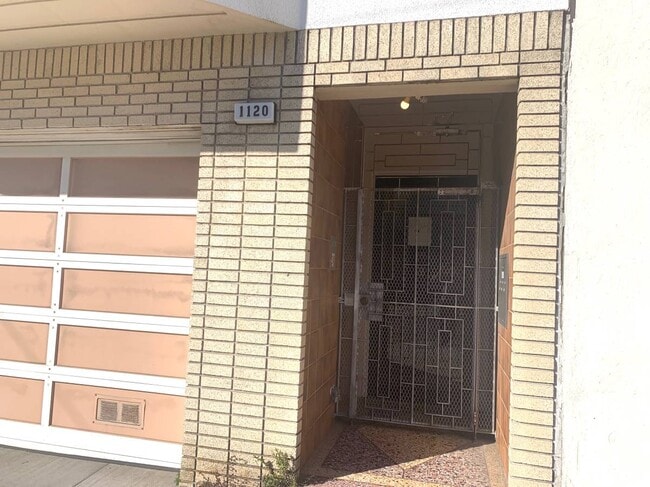 ENTRADA DEL EDIFICIO - 1120 Judah St