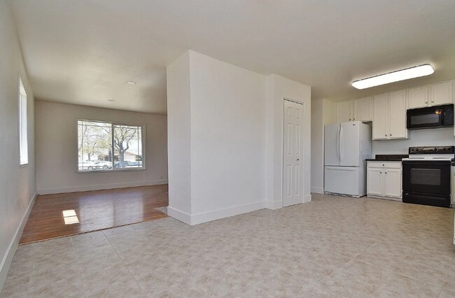 Foto del edificio - Spacious Gated House with Huge Yard for Re...