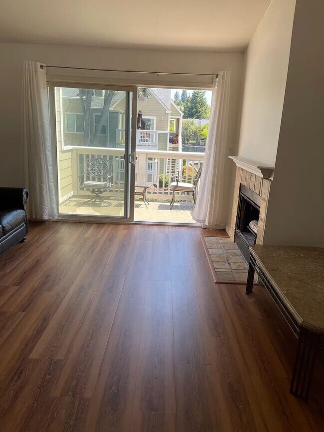 Foto del edificio - Beautiful 2-Bedroom Condo with Serene Water Views and Modern Amenities