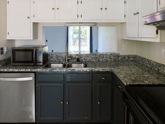 Building Photo - End Unit 3-Level Townhome in Millbrook Nei...