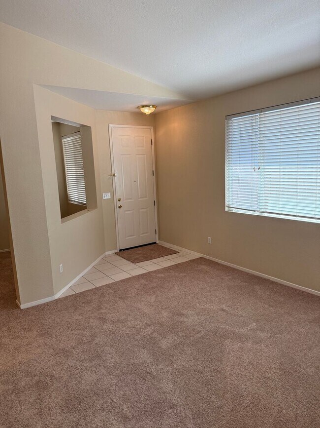 Building Photo - NICE SINGLE STORY HOME NEAR PARK AND SCHOOLS!