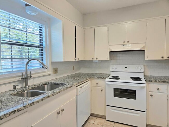Building Photo - 1500 Elton Ln