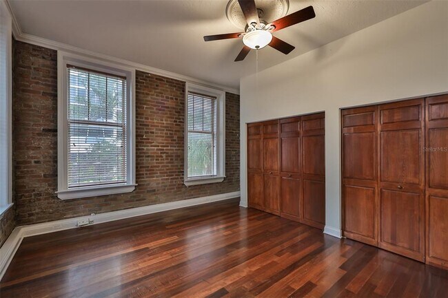 Foto del edificio - 215 Central Ave