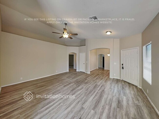 Foto del edificio - 8814 W Laurel Ln