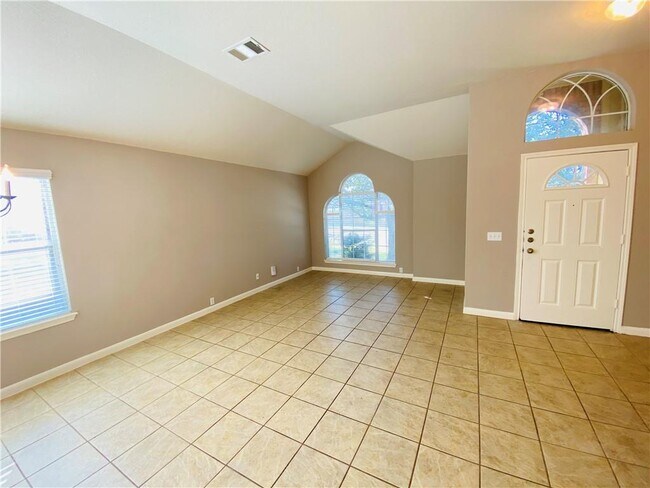 Foto del edificio - 561 Golden Creek Dr