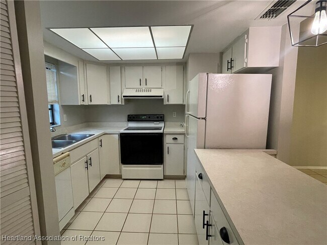 Foto del edificio - 619 Manor Cir