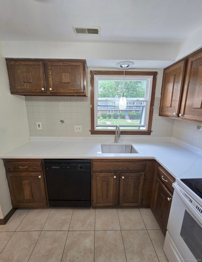 Building Photo - 338 Dunfey Ln