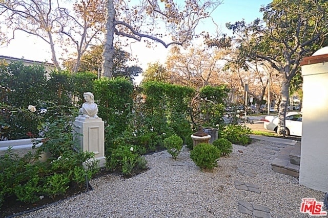 Foto del edificio - 256 N Almont Dr