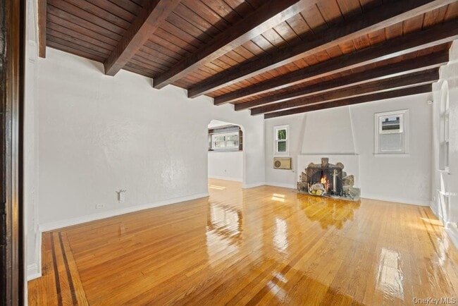 Building Photo - 9 Fairway St