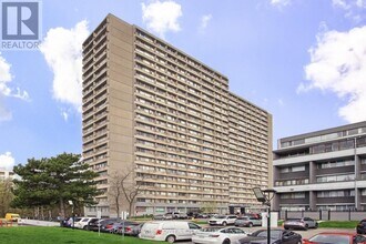 Building Photo - 10 Sunny Glenway