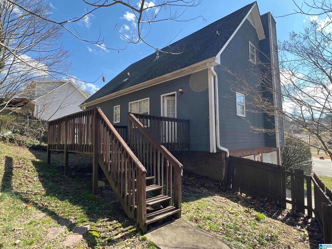 Building Photo - Beautifully Maintained 3BR Home with Extra Living Space
