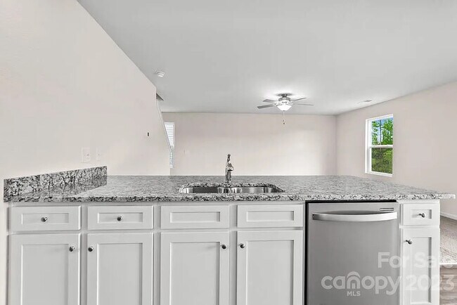 Foto del edificio - Room in House on Nia Rd