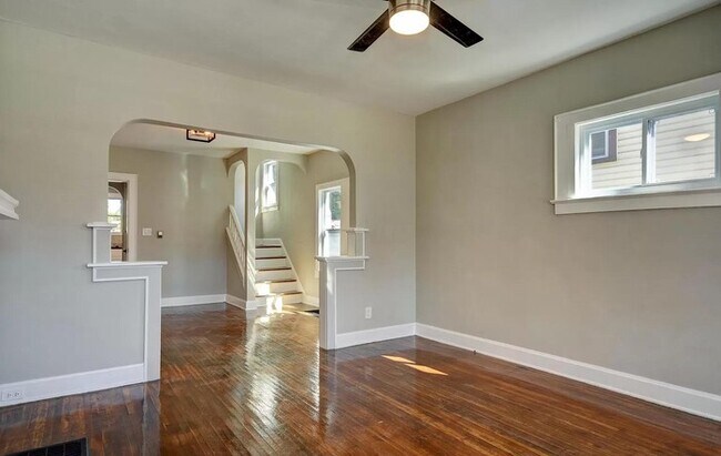 Building Photo - Updated 2 Br Half Double