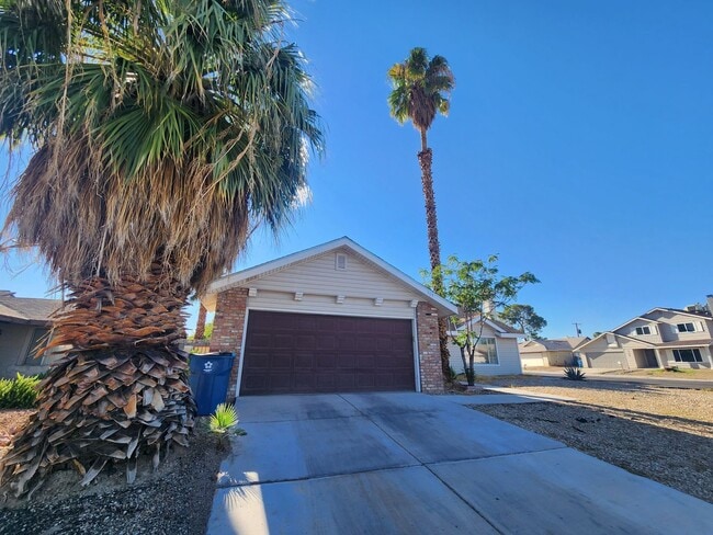 Foto del edificio - Single story home on corner with spacious ...
