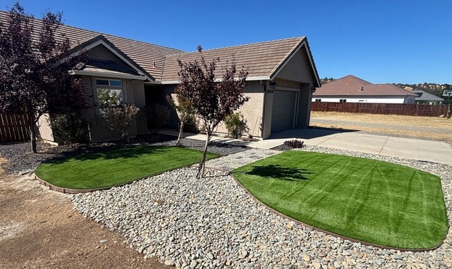 Foto del edificio - Lake California Home with 2 Car Garage and...