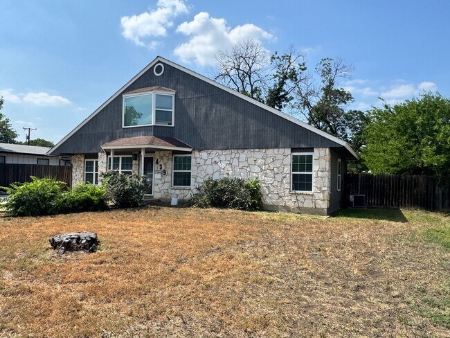 Building Photo - Ready For Move In - Nicely Renovated Large...