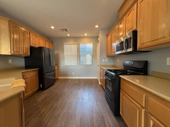 Building Photo - Bright and Spacious 3/BD 2.5/BA Townhouse ...