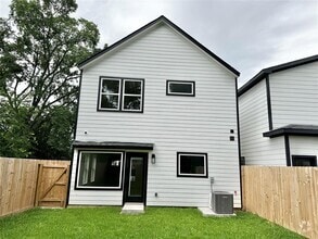 Building Photo - 2328 Wavell St