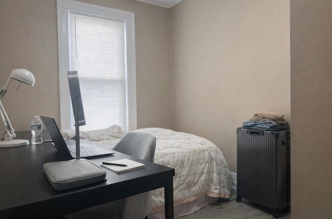 Building Photo - 128 Hawley St