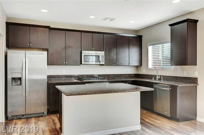 Foto del edificio - 8041 Ancient Oaks Ave