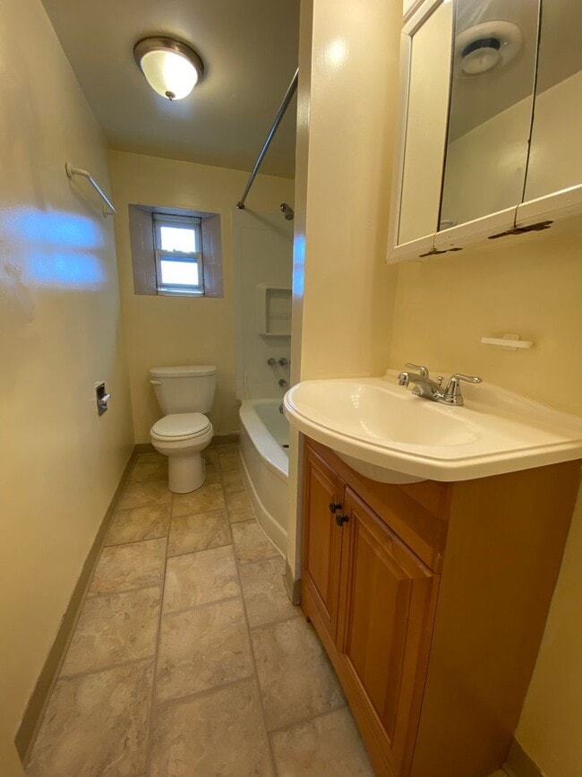 Foto del edificio - Stunning Two Bedroom Apartment with Ample ...