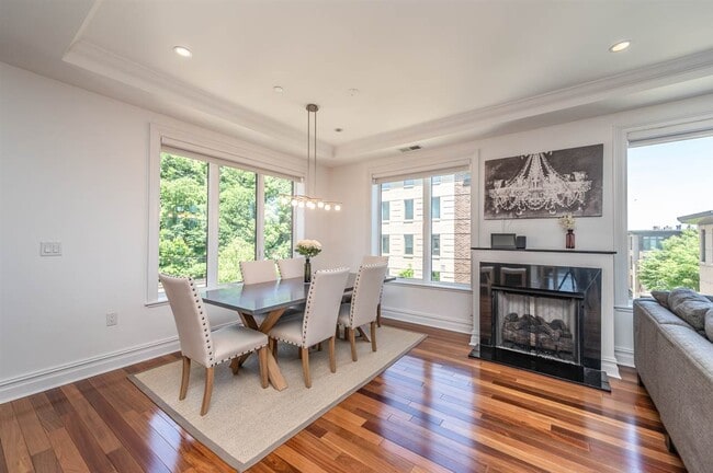 Building Photo - 250 Henley Pl