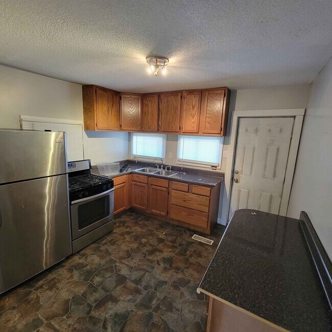 Building Photo - 120 S Camp Heights Dr