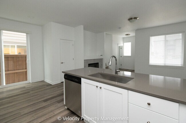 Building Photo - 3 Bedroom Townhome close to Hospital!