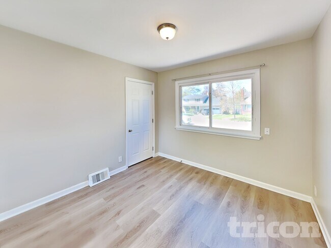Foto del edificio - 7333 Harriet Ave