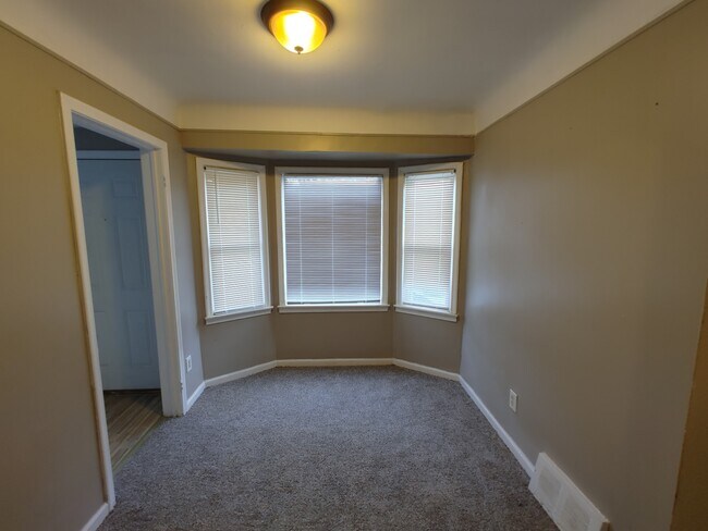 Building Photo - 9089 Greenview Ave