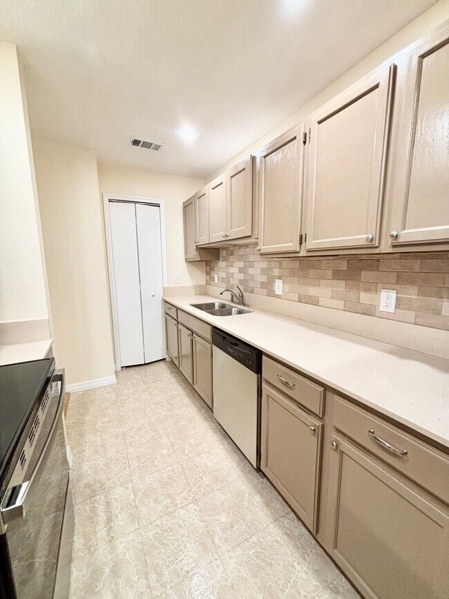 Building Photo - Wow! 2 bedroom, 2.5 bath, two story townho...