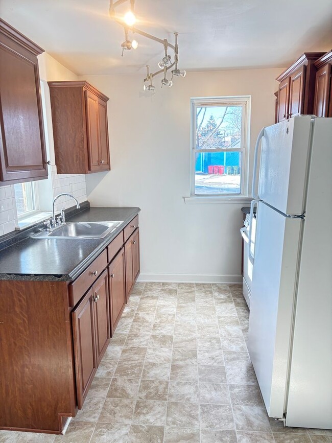 Foto del edificio - 3 Br 1 Bath Twin Home available in Bethlehem