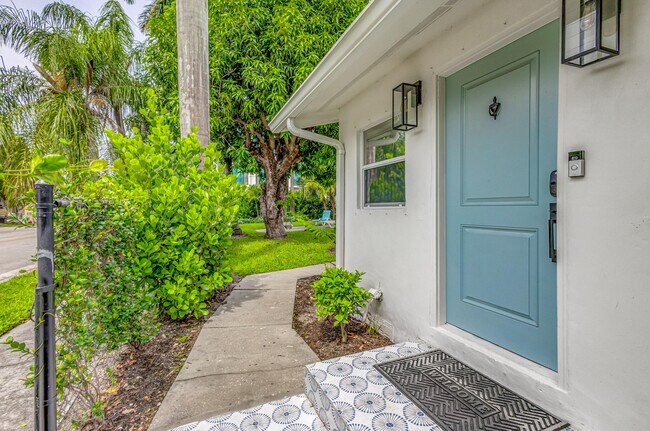 Building Photo - 915 Flamingo Dr