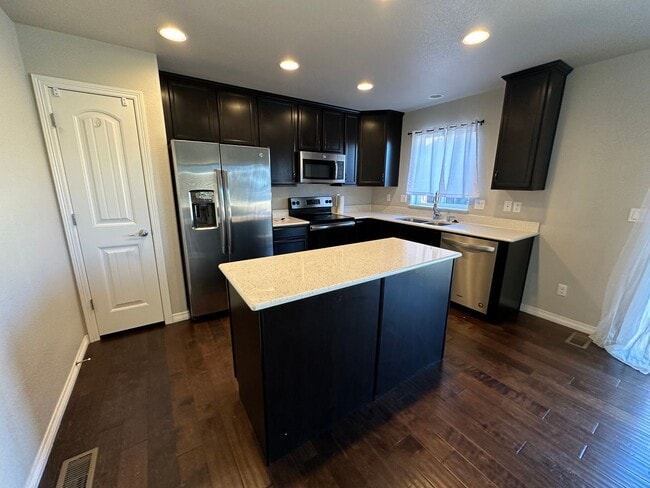Foto del edificio - AMAZING 4 BED, 3 BATH HOME LOCATED IN LORS...